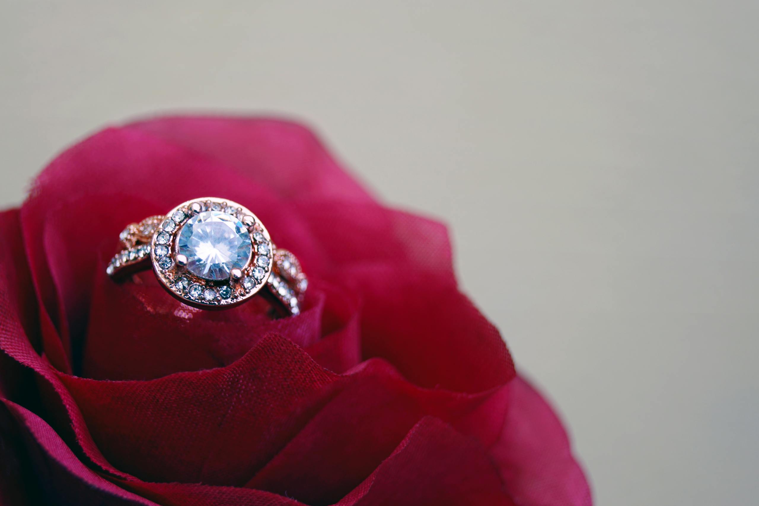 The Elegant Appeal of oval moissanite engagement rings