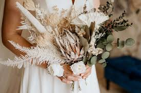 Choosing Between Fresh and Dried Flowers for Your Personal Style